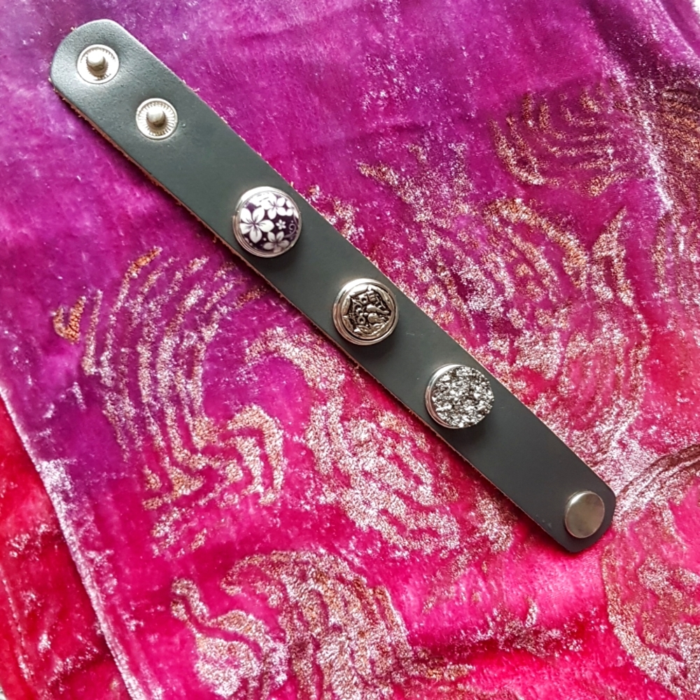 Beads double Gray leather press charm bracelet